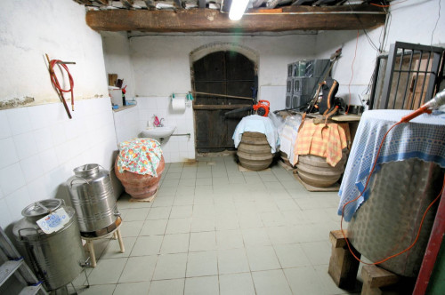 Casa colonica con annessi e terreno in posizione panoramica in vendita a Loro Ciuffenna