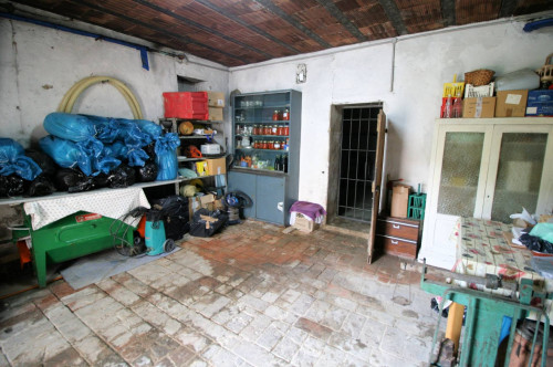Casa colonica con annessi e terreno in posizione panoramica in vendita a Loro Ciuffenna