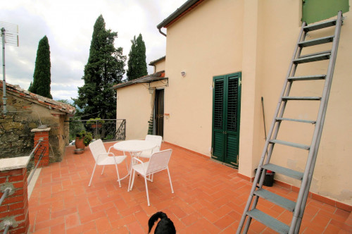 Casa colonica con annessi e terreno in posizione panoramica in vendita a Loro Ciuffenna