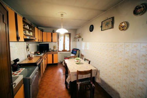 Casa colonica con annessi e terreno in posizione panoramica in vendita a Loro Ciuffenna