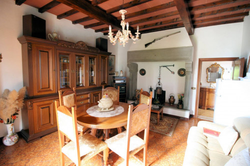 Casa colonica con annessi e terreno in posizione panoramica in vendita a Loro Ciuffenna