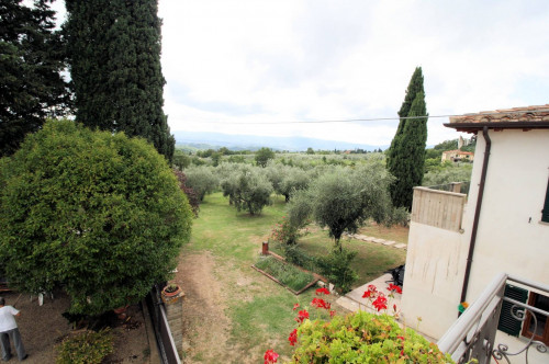 Casa colonica con annessi e terreno in posizione panoramica in vendita a Loro Ciuffenna
