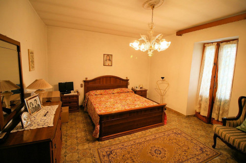 Casa colonica con annessi e terreno in posizione panoramica in vendita a Loro Ciuffenna