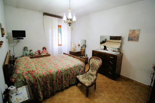 Casa colonica con annessi e terreno in posizione panoramica in vendita a Loro Ciuffenna