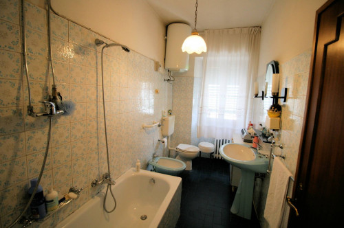 Casa colonica con annessi e terreno in posizione panoramica in vendita a Loro Ciuffenna
