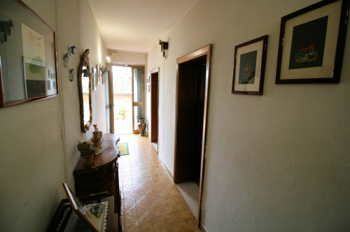 Casa colonica con annessi e terreno in posizione panoramica in vendita a Loro Ciuffenna