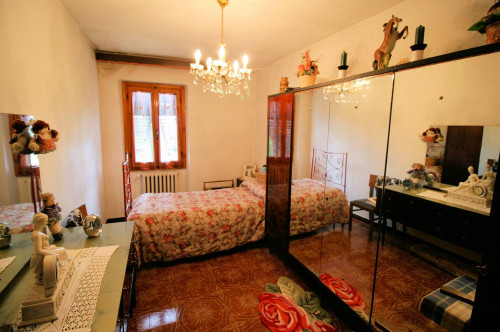 Casa colonica con annessi e terreno in posizione panoramica in vendita a Loro Ciuffenna