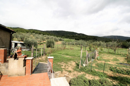 Casa colonica con annessi e terreno in posizione panoramica in vendita a Loro Ciuffenna