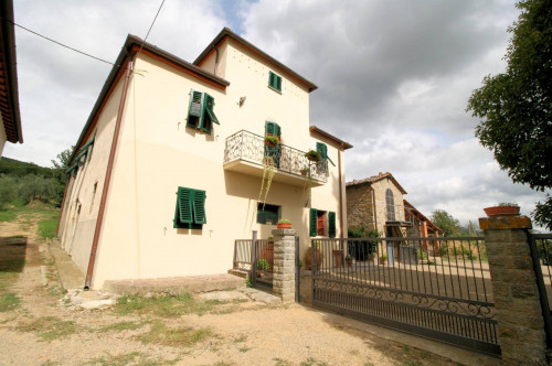 Casa colonica con annessi e terreno in posizione panoramica in vendita a Loro Ciuffenna