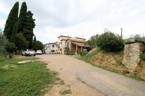 Casa colonica con annessi e terreno in posizione panoramica in vendita a Loro Ciuffenna