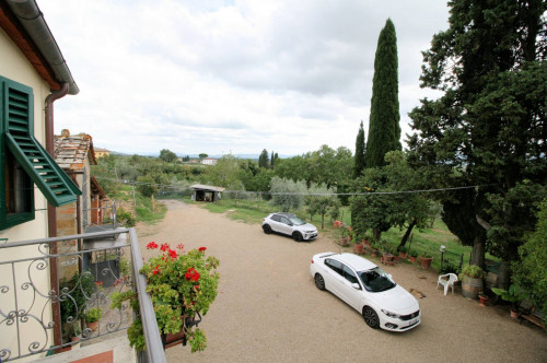 Casa colonica con annessi e terreno in posizione panoramica in vendita a Loro Ciuffenna