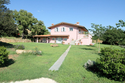 Podere con ampio terreno e piscina in vendita a Massa Marittima