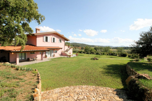 Podere con ampio terreno e piscina in vendita a Massa Marittima