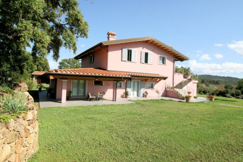 Podere con ampio terreno e piscina in vendita a Massa Marittima