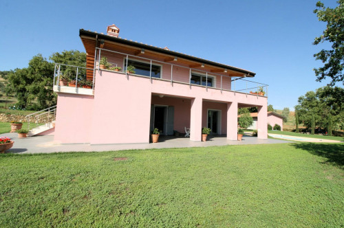 Podere con ampio terreno e piscina in vendita a Massa Marittima