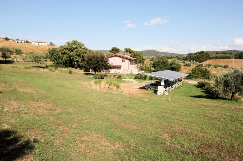 Podere con ampio terreno e piscina in vendita a Massa Marittima