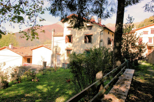 Bel terratetto ex turistico ricettivo con ampio giardino in vendita a Abetone Cutigliano