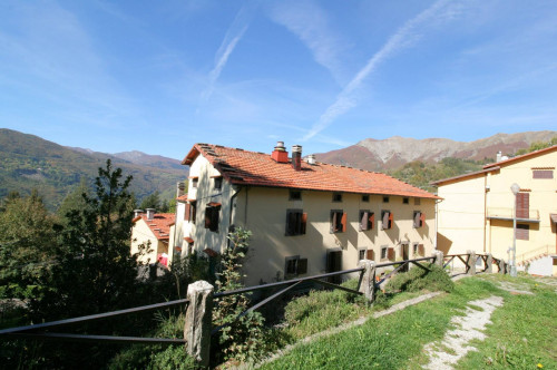 Bel terratetto ex turistico ricettivo con ampio giardino in vendita a Abetone Cutigliano