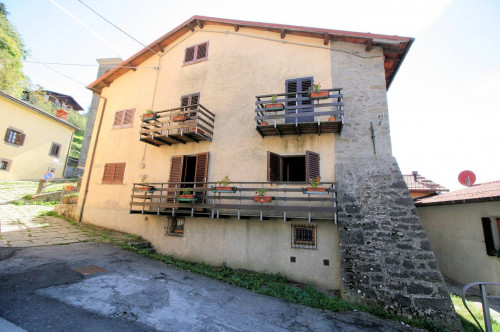 Bel terratetto ex turistico ricettivo con ampio giardino in vendita a Abetone Cutigliano