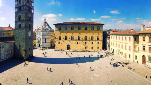 Appartamento al piano nobile con giardino e garage in vendita a Pistoia