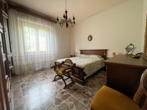 Appartamento al piano primo con giardino in vendita a Volterra