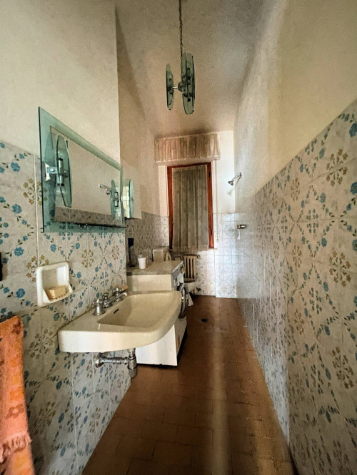Appartamento al piano primo con giardino in vendita a Volterra