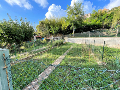 Appartamento al piano primo con giardino in vendita a Volterra