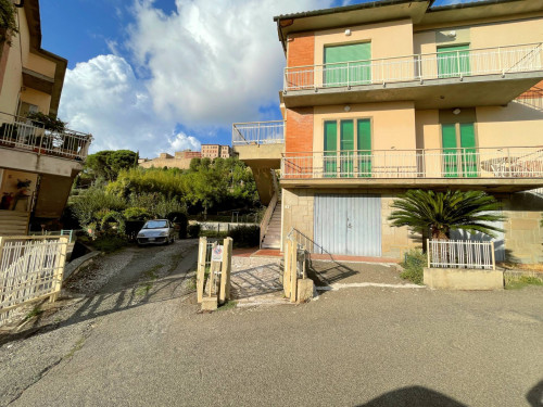 Appartamento al piano primo con giardino in vendita a Volterra