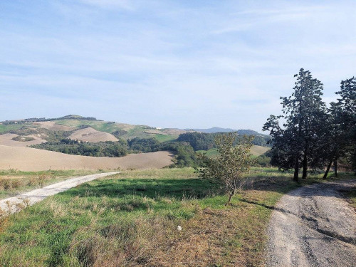 Borgo di ampia superficie da ristrutturare in vendita a Volterra