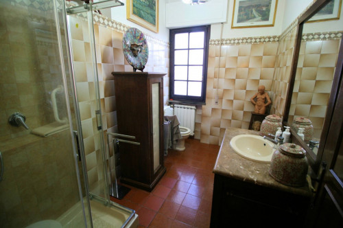 Villa di ampia superficie in zona residenziale in vendita a Montecatini-Terme