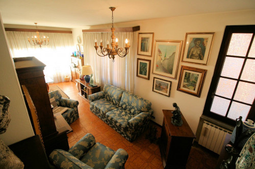 Villa di ampia superficie in zona residenziale in vendita a Montecatini-Terme