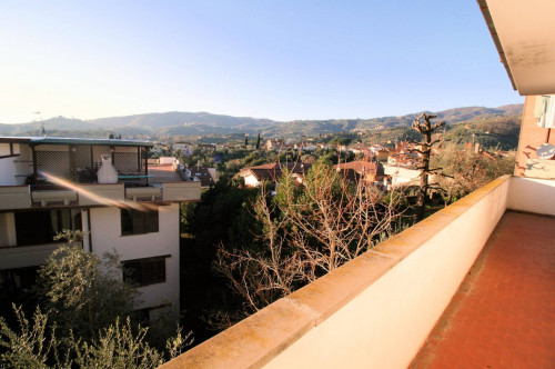 Villa di ampia superficie in zona residenziale in vendita a Montecatini-Terme