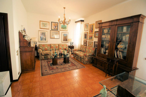 Villa di ampia superficie in zona residenziale in vendita a Montecatini-Terme