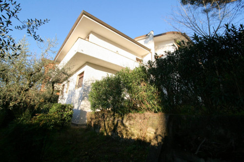 Villa di ampia superficie in zona residenziale in vendita a Montecatini-Terme