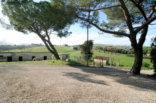 Podere con ampio terreno in posizione panoramica vicino al mare in vendita a Roccastrada