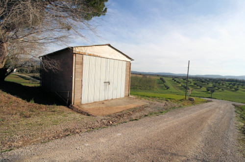 Podere con ampio terreno in posizione panoramica vicino al mare in vendita a Roccastrada