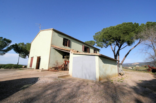 Podere con ampio terreno in posizione panoramica vicino al mare in vendita a Roccastrada