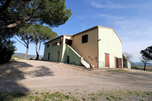 Podere con ampio terreno in posizione panoramica vicino al mare in vendita a Roccastrada