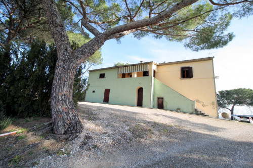Podere con ampio terreno in posizione panoramica vicino al mare in vendita a Roccastrada