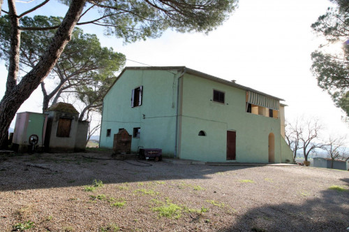 Podere con ampio terreno in posizione panoramica vicino al mare in vendita a Roccastrada