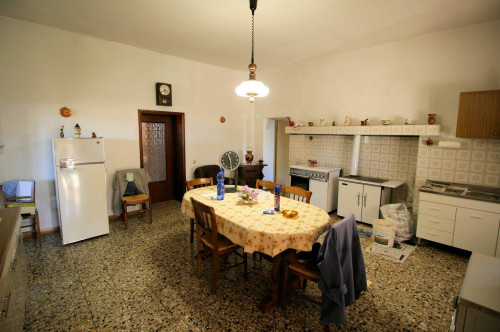 Podere con ampio terreno in posizione panoramica vicino al mare in vendita a Roccastrada