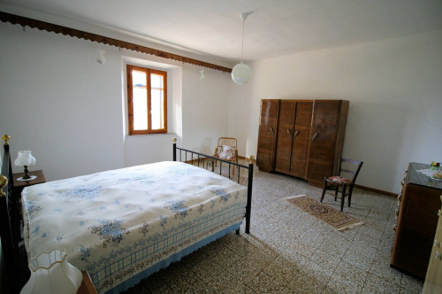Podere con ampio terreno in posizione panoramica vicino al mare in vendita a Roccastrada