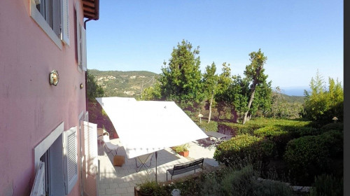 Porzione terratetto libero su tre lati con giardino e vista mare in vendita a Marciana