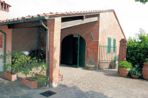 Villa unifamiliare di grande metratura con giardino a pochi chilometri da Lucca in vendita a Capannori
