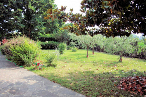 Villa unifamiliare di grande metratura con giardino a pochi chilometri da Lucca in vendita a Capannori