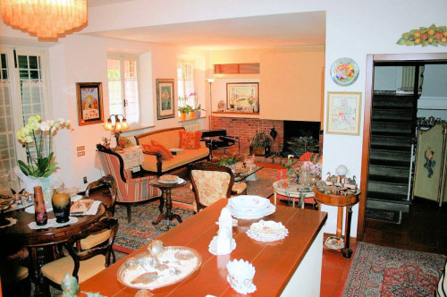 Villa unifamiliare di grande metratura con giardino a pochi chilometri da Lucca in vendita a Capannori