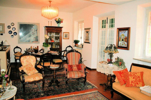 Villa unifamiliare di grande metratura con giardino a pochi chilometri da Lucca in vendita a Capannori