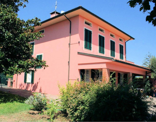 Villa unifamiliare di grande metratura con giardino a pochi chilometri da Lucca in vendita a Capannori