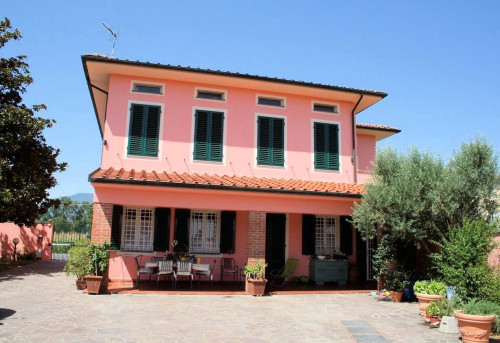 Villa unifamiliare di grande metratura con giardino a pochi chilometri da Lucca in vendita a Capannori