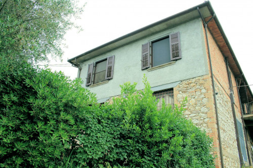 Rustico di ampia superficie con terreno e annessi per tenere i cavalli in vendita a Montaione